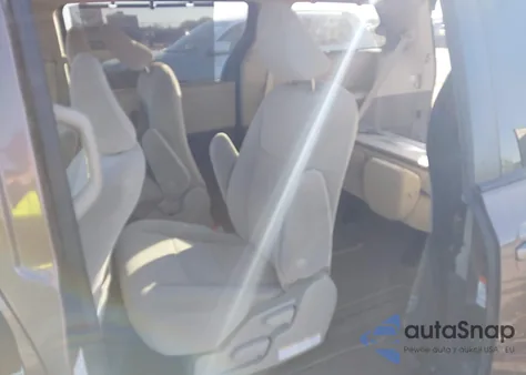 2020 Toyota Sienna Le z USA, uszkodzony, nr VIN 5TDJZ3DC7LS238865